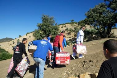 ميدلت : السلطات تمنع قافلة محملة بالأغطية ومواد غذائية موجهة إلى دوار تقاجوين