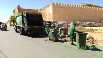 بالصور.. شركة النظافة بمكناس تستنفر آلياتها وعمالها لجمع مئات الأطنان من مخلفات ذبح الأضاحي