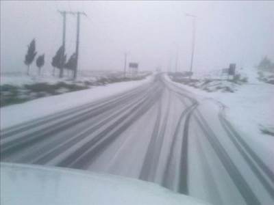 إعادة فتح المحاور الطرقية المغلقة بسبب الثلوج بخنيفرة وميدلت 