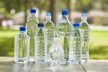 دراسة : هذه مخاطر شرب الماء من عبوات المياه البلاستيكية التي تتعرض لأشعة الشمس