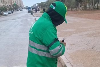 رغم استنزاف الشركة للملايير والوعود برفع الأجور.. عمال بزي شركة النظافة يطرقون أبواب المنازل بمكناس طلبا لفطرة العيد