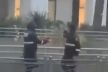 شاهد ماذا فعل شرطيين بعدما سقط العلم الوطني أرضا تحت تساقطات مطرية غزيرة