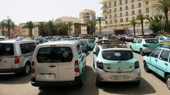 على خطى سيارات الأجرة الصغيرة… سيارات الأجرة الكبيرة بمكناس تتجه لفرض تعريفة غير قانونية