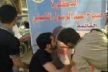صور لشباب عراقيين وهم يقبلون ملصقات المرشحات على شفاههن