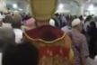 شرطة مكة توقف الشخص الذي كان يطوف بالحرم مرتديا زي سلطان عثماني (فيديو)